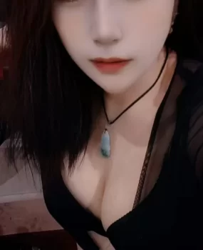 肤白貌美小姐姐