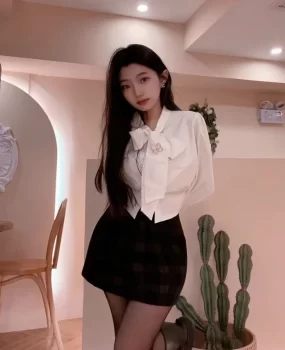 制服黑丝小妹初次小海粉嫩鲍鱼汁水多