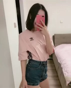 一个20岁的小美女