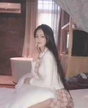 兰州黑丝小妹玩的很开，水手服丝袜小逼十分紧 非常推荐哦，被老板干到抽搐。水直流