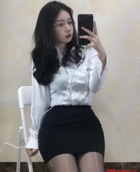 成都刚下海短期兼职大奶妹，活好水多，可无套，黑丝制服情趣，包爽